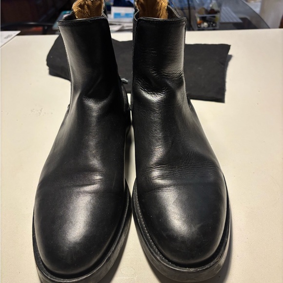 Club Monaco Black Chelsea Boots with Leather Finish and Elastic Side Panels - Picture 4 of 9